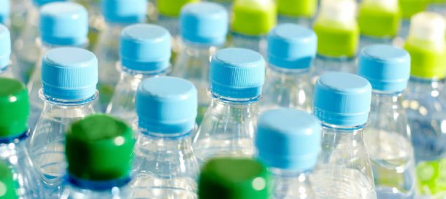 5 riesgos de tomar agua en botellas plásticas